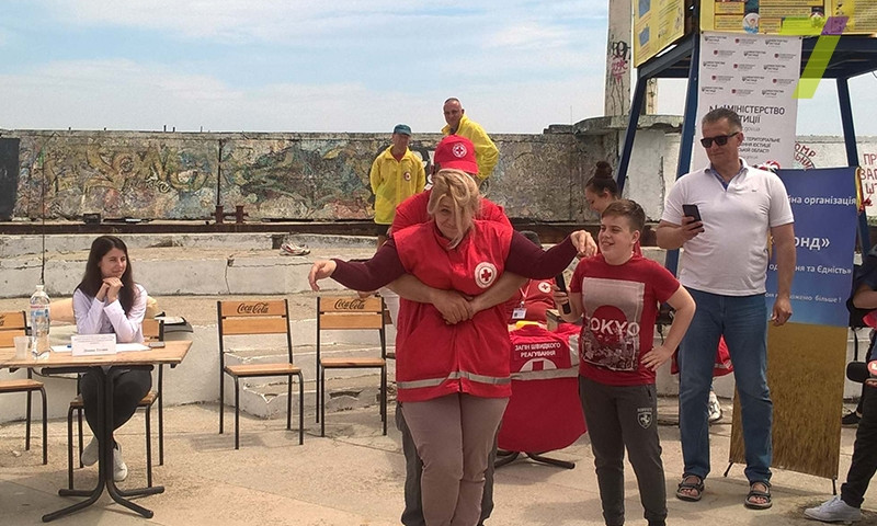Одесские школьники учились оказывать первую помощь утопающему (ФОТО)