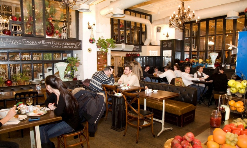 Акция одесского кафе: бесплатный завтрак на юбилей барышням с «пятым размером»