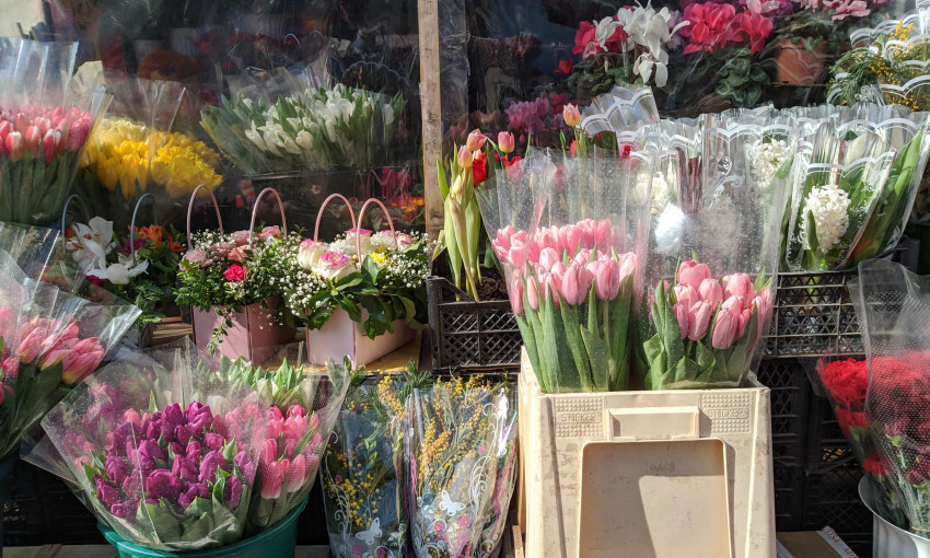 В Одессе накануне праздника в цветочных рядах наблюдался аншлаг 