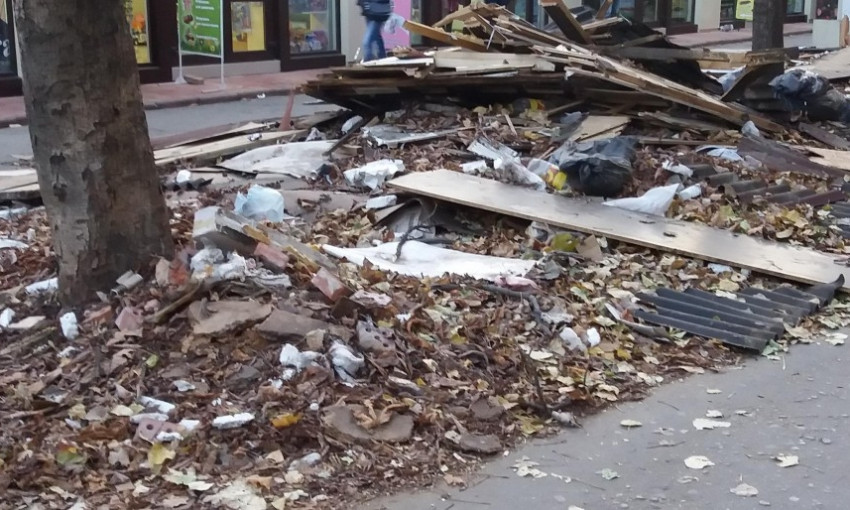 Целый квартал на Глушко превратился в огромную мусорную свалку