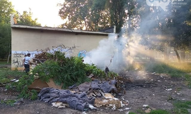Одесситы возмущены тем, что мусор сжигают прямо на улице (ФОТО)