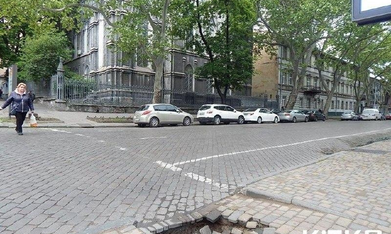 В Одессе провалилась тротуарная плитка 