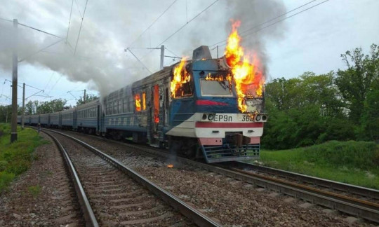 Пламенный старт: под Одессой на ходу загорелась электричка (фото)