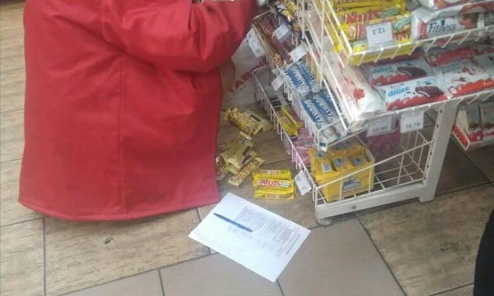 В супермаркете Одессы администратор пересчитывала товар прямо на полу
