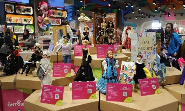 В Одессе к 8 Марта открылась выставка кукол Барби в образах известных украинок 