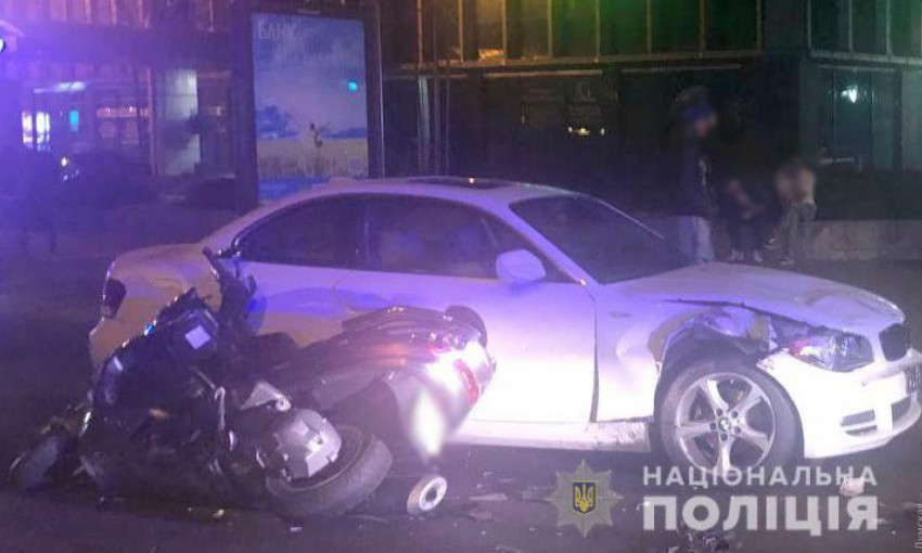 В Одессе неадекватный автомобилист сбил водителя мопеда и его пассажирку