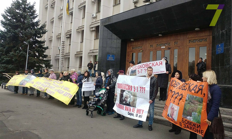 В Одессе проходит очередной митинг у стен администрации