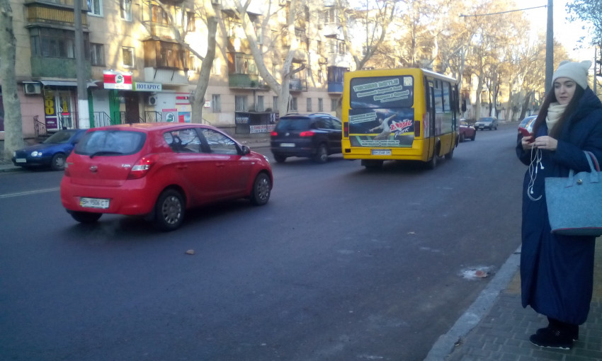 Одесские патрульные оштрафовали маршрутчика прямо по пути