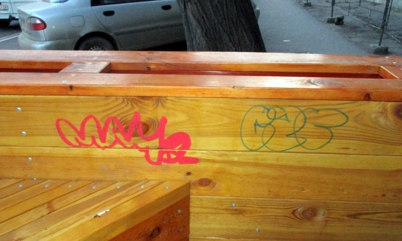 Недавно появившийся в Одессе парклет уже изрисовали (ФОТО)