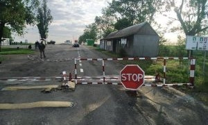 Пьяный полицейский врезался в ворота на границе с Молдовой 