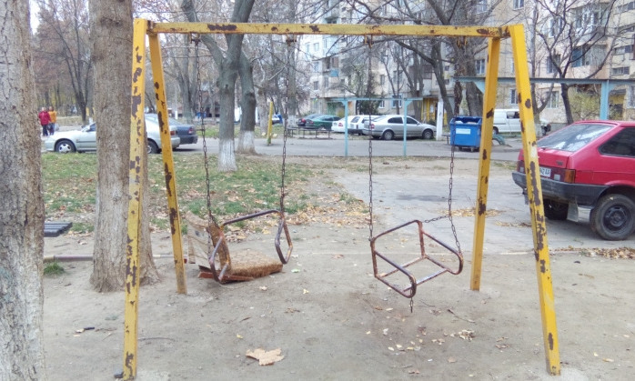 На посёлке Котовского детская площадка несет угрозу жизни детей (ФОТО)