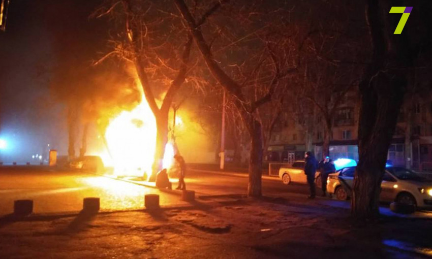 В Одессе горел микроавтобус (ФОТО)