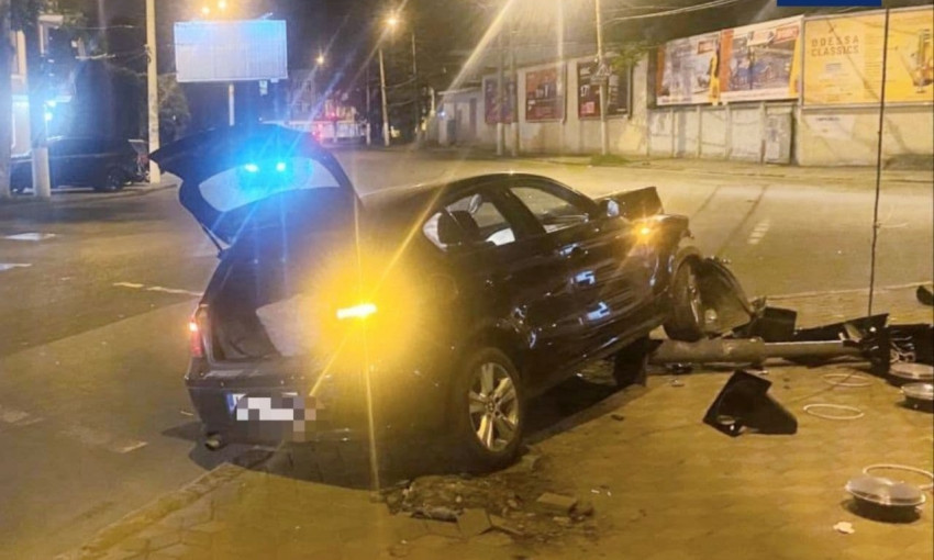 На улице Богдана Хмельницкого водитель не справился с управлением и протаранил светофор