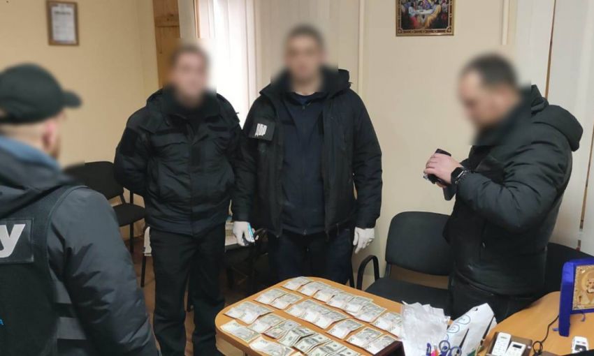 В Одесской области полицейский-взяточник "зарабатывал" на продавцах рыбой