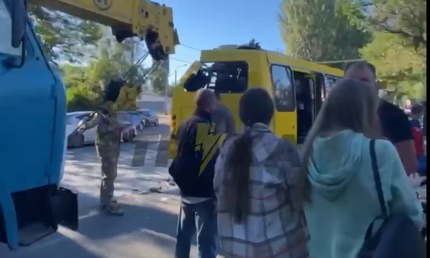 В Одессе кран с подъемником столкнулся с маршруткой, набитой пассажирами