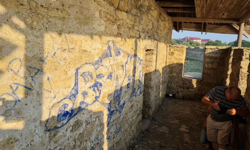 Аккерманскую крепость очищают от граффити 