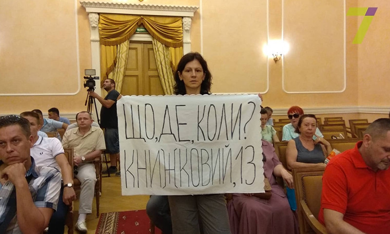 Одесситка устроила одиночный молчаливый пикет в мэрии (ФОТО)