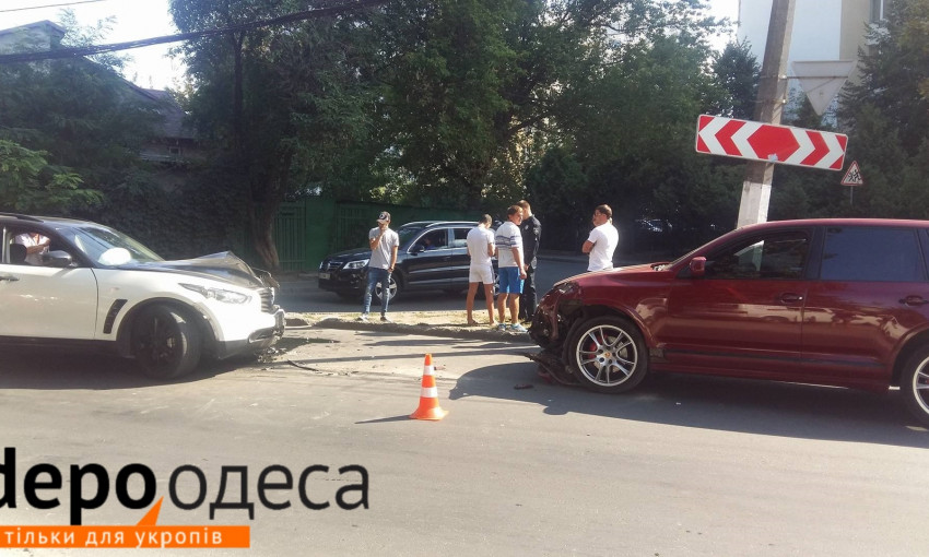 "Дорогая" авария на улице Посмитного в Одессе