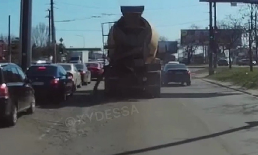 В Одессе бетономешалка полила дорогу бетоном 