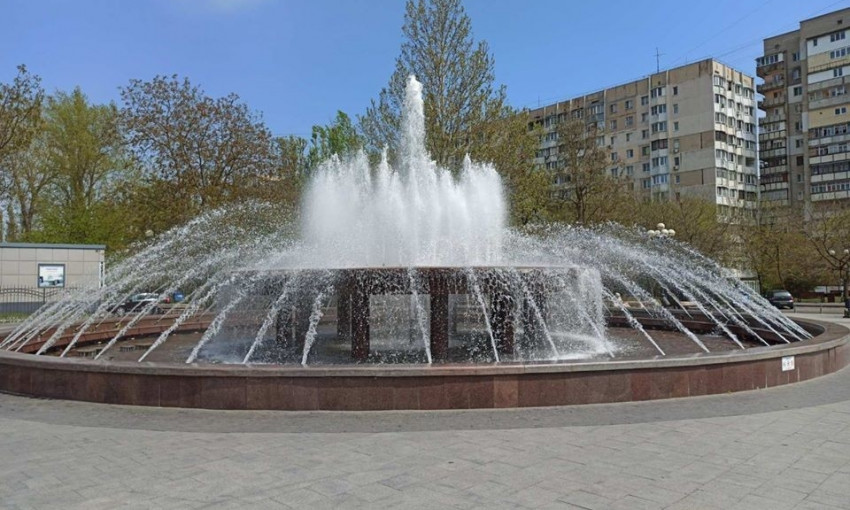 Коммунальщики Одессы запускали фонтаны и лечили каштаны