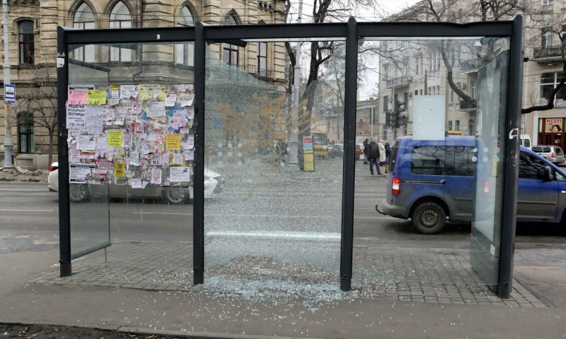 На Колонтаевской вандалы разгромили общественную остановку