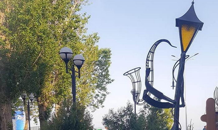 В Одессе установили огромный фонарь, который играет на саксофоне (ФОТО)