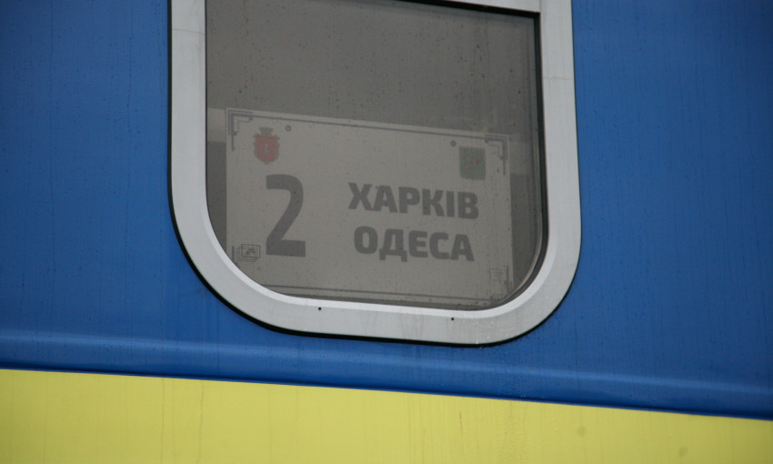 Поезд Харьков–Одесса столкнулся с автомобилем 