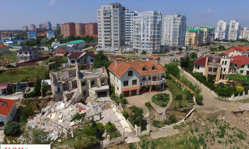 Элитный коттеджный городок в Черноморске из-за оползней превращается в городок-призрак