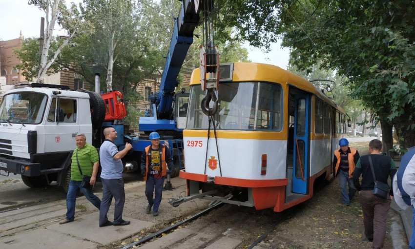 В Одессе с рельс сошел трамвай (ФОТО)