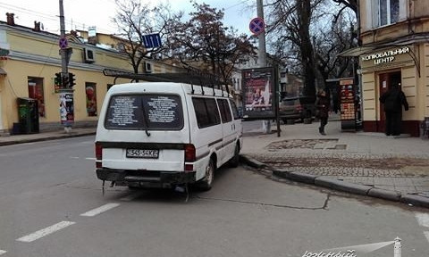 Христианский автохам припарковался посреди перекрестка в центре Одессы