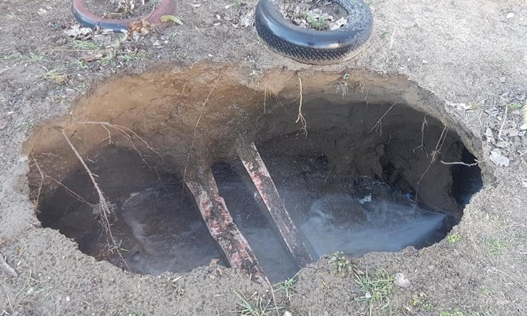 В Аккермане из-за прорыва трубы образовалась яма возле жилого дома