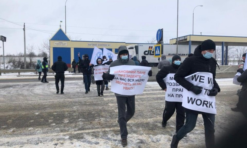 Моряки вышли на всеукраинскую акцию протеста – трасса Одесса–Киев заблокирована 