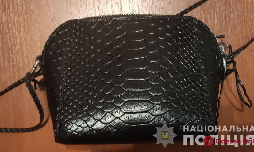 Житель Винницкой области вырвал сумочку у одесситки в самом центре Одессы, но вскоре был пойман 