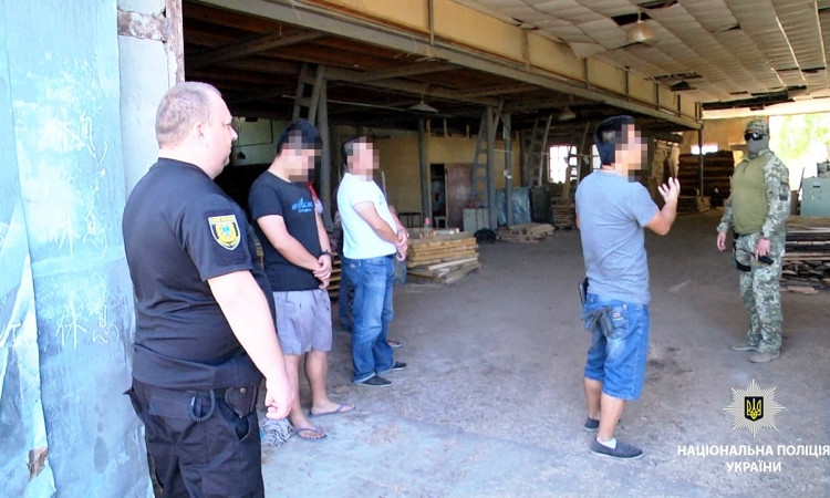 На предприятии в Одесской области работали нелегалы: их задержали