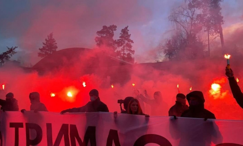Сторонники Сергея Стерненко протестуют возле дачи Зеленского 