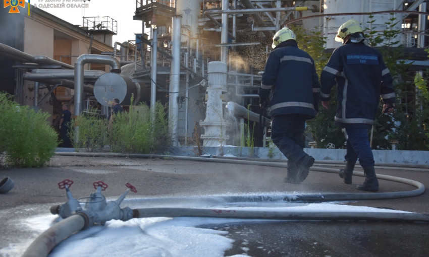На территории одесского недействующего нефтеперерабатывающего завода произошёл пожар