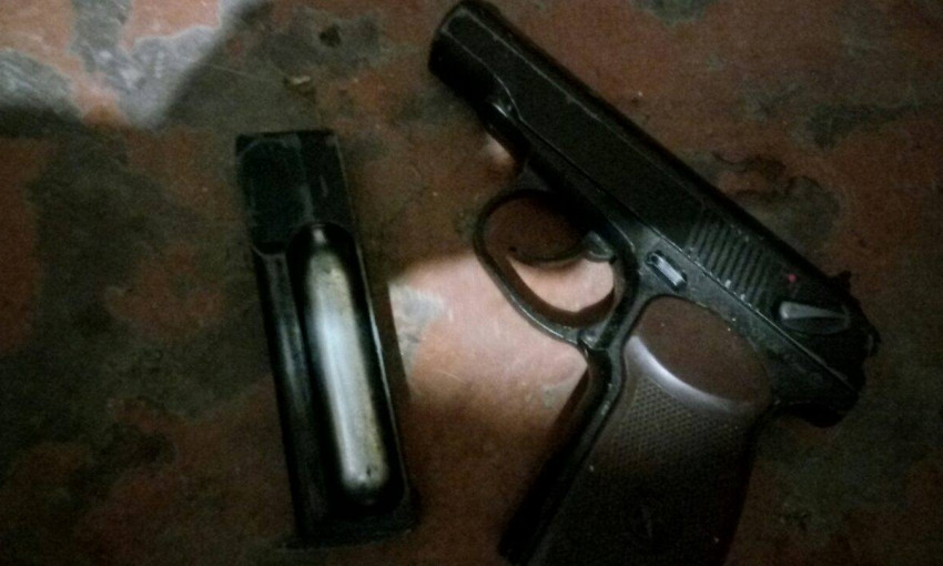 Марихуану, пистолет и магазин к нему обнаружили у мужчины в доме