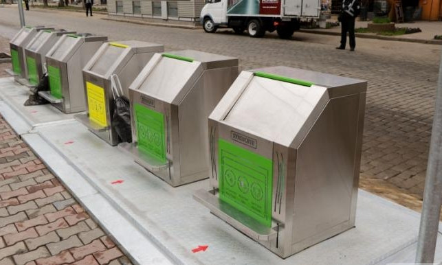 На Соборной площади установили мусорные контейнеры с солнечными батареями