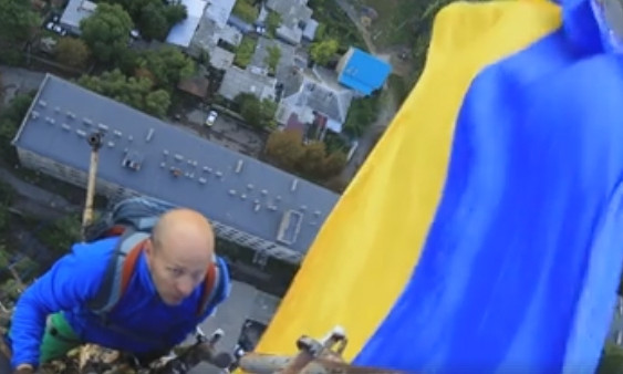 Одесса с высоты птичьего полета, знаменитый руфер установил 6-метровый флаг Украины