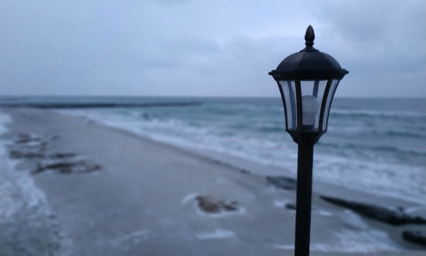 Романтика вечерних одесских пляжей: всё в снегу