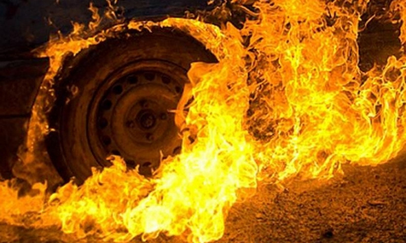 В охватившем гараж пламени в Подольске сгорел автомобиль