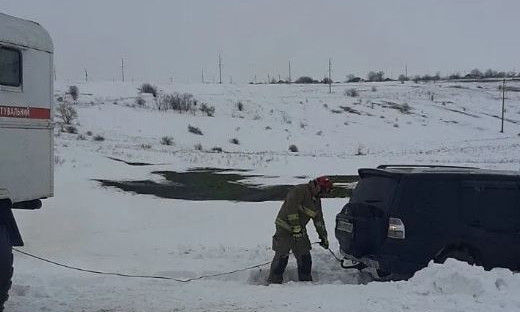 На трассе под Одессой спасатели вытягивали автомобиль из снежного плена 