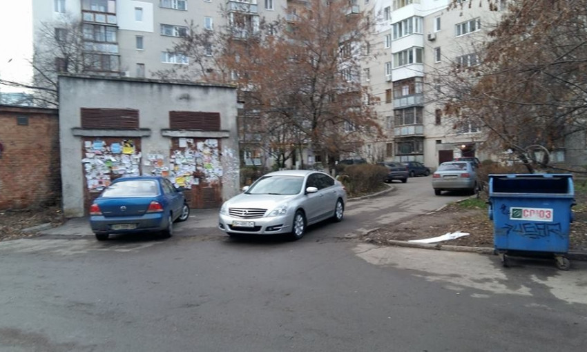 Автохамы Одессы перекрывают подъезды к домам, куда не может подъехать скорая помощь