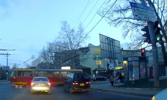 Видео: на Таирово трамвай создал аварийную ситуацию и чуть было не протаранил автомобили