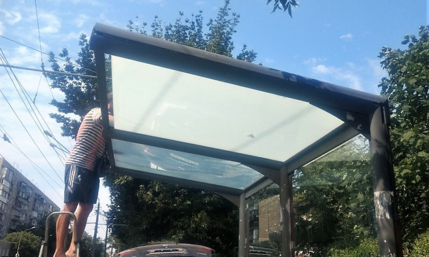Коммунальщики восстановили стёкла на 12 остановках в Одессе 