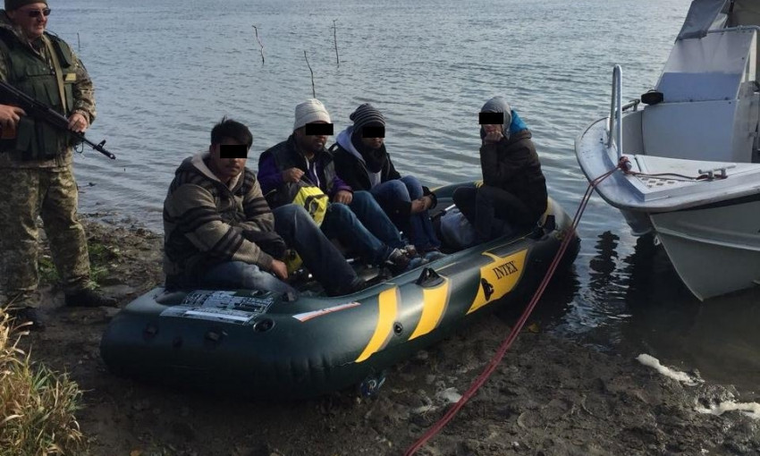 С помощью украинца три нелегала пакистанца на надувной лодке пытались проникнуть в Румынию