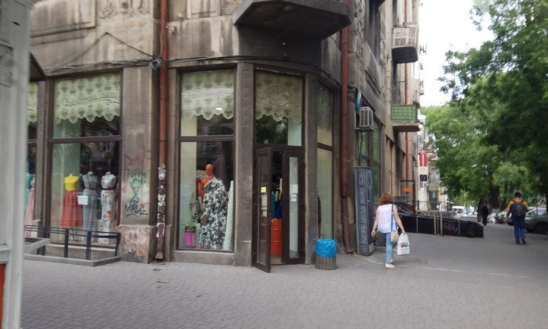 В центре Одессы разбили огромные витрины магазина
