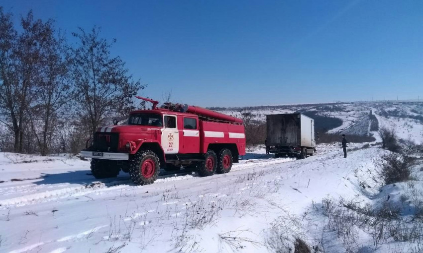 Из снега одесские спасатели вытащили почти 40 автомобилей (ФОТО)