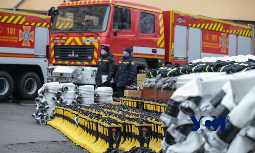 Одесские спасатели получили новую экипировку и новые машины 
