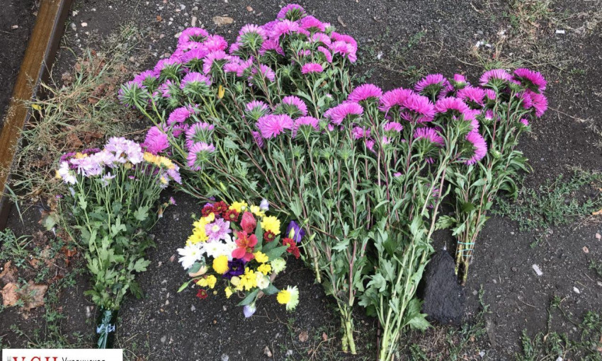 Одесситы несут цветы к месту смертельной аварии (ФОТО)